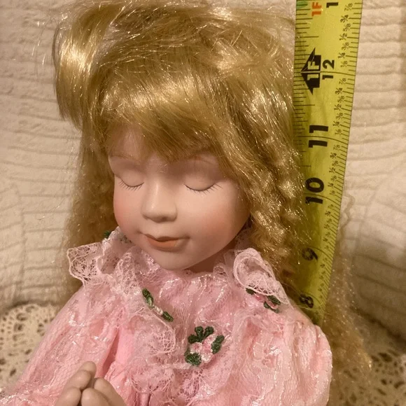 Vintage Praying Porcelain Girl Doll - Pink Gown, Kneeling, Rosary - Picture 12 of 13